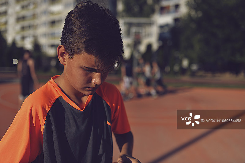 悲伤的小篮球运动员图片素材