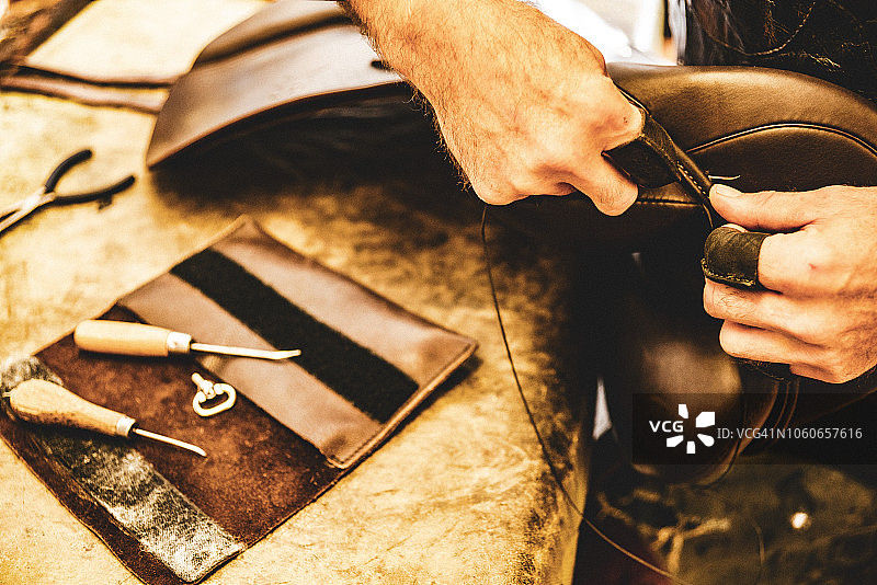 马鞍匠人制作定制马鞍的真实生活场景图片素材