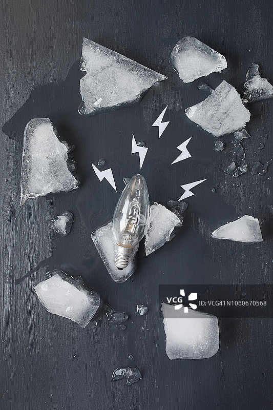 碎冰块中的灯泡图片素材