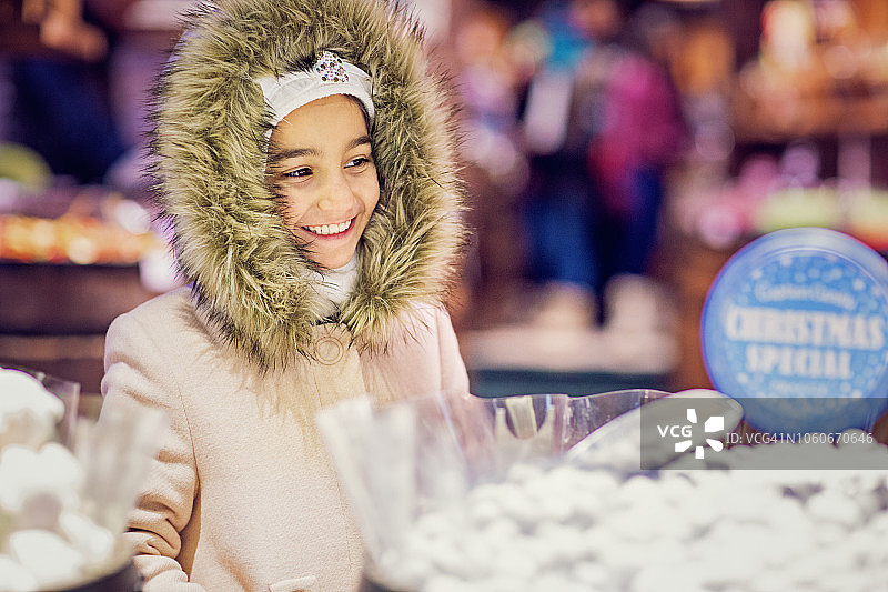 在圣诞市场看糖果的小女孩图片素材