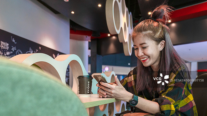 使用手机的年轻女人肖像图片素材