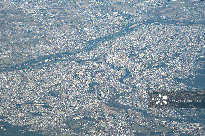从飞机上俯瞰日本爱知县冈崎市的日间航拍景色图片素材