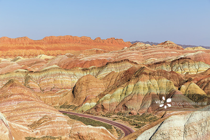 通往彩虹山的蜿蜒公路图片素材