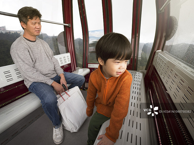 乘坐缆车的5岁男孩和父亲图片素材