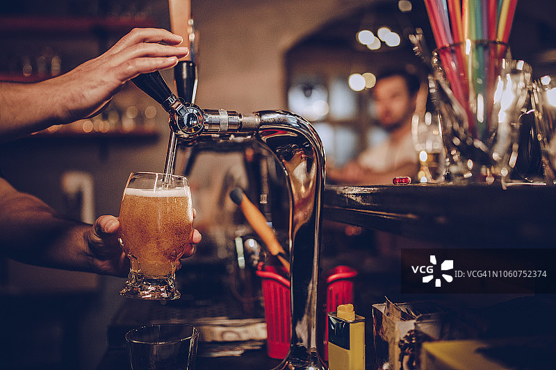 倒啤酒图片素材