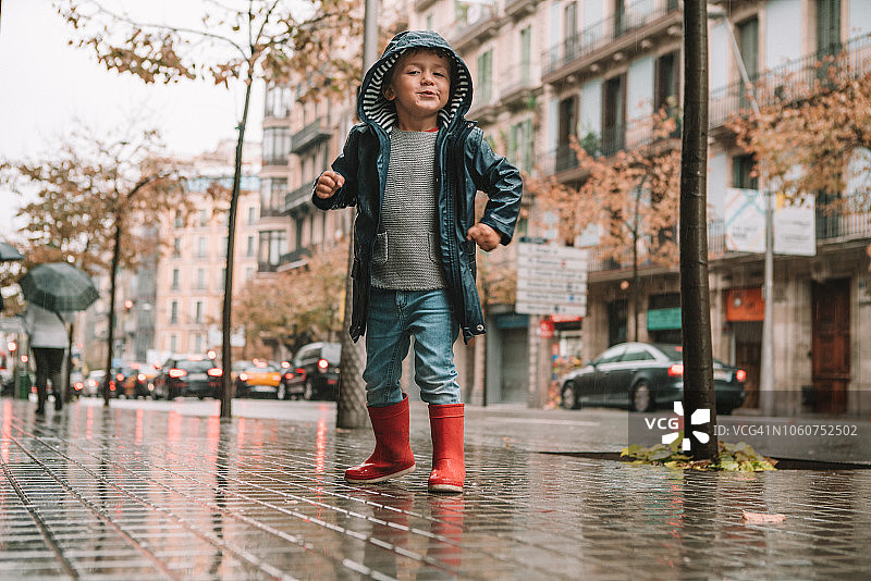 雨中的小男孩图片素材