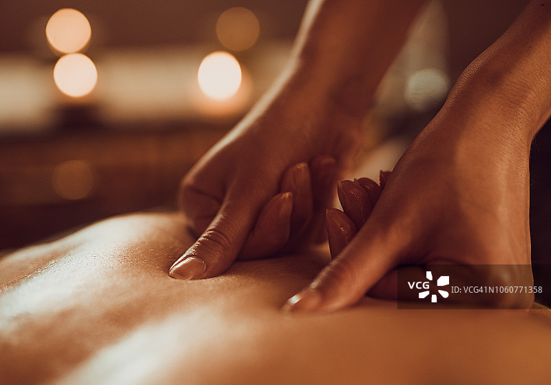 在水疗中心进行背部按摩的特写。图片素材