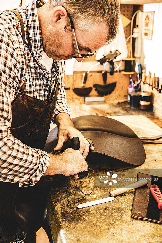 马鞍匠人制作定制马鞍的真实生活场景图片素材