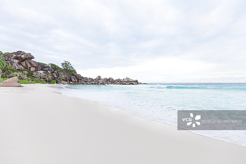 拉迪格岛，格兰德昂斯，有花岗岩岩层的海滩，塞舌尔图片素材