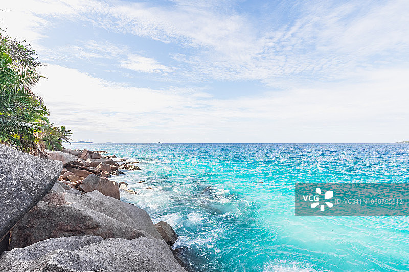 塞舌尔普拉兰岛，圣安妮湾绿松石水和岩层景观图片素材