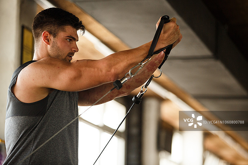 努力锻炼的男人图片素材