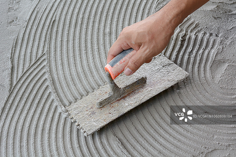 水泥抹灰工作中的手图片素材
