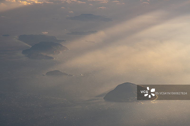 日本东京岛屿的日落光束（飞机航拍视角）图片素材