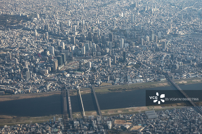 飞机上看到的日本大阪市淀川日落航拍图片素材