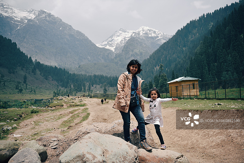 母女在克什米尔享受暑假图片素材