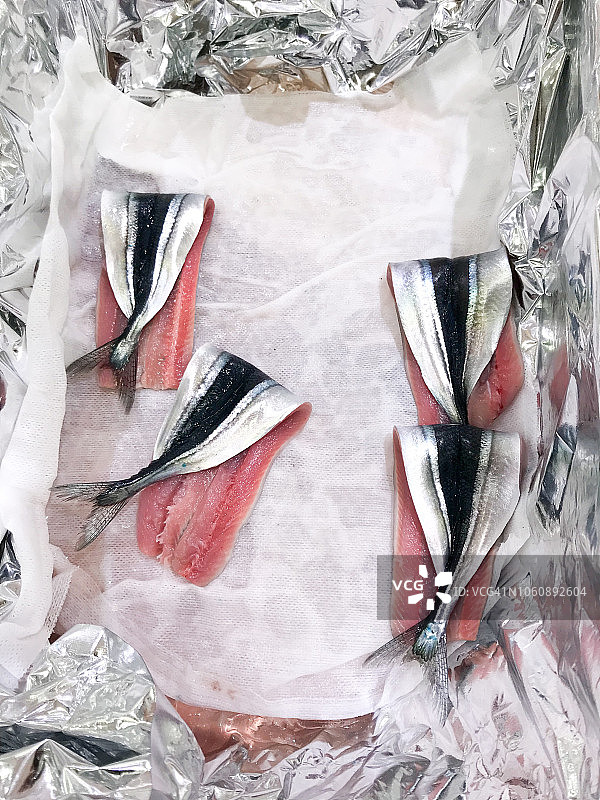 新鲜去头去骨秋刀鱼图片素材