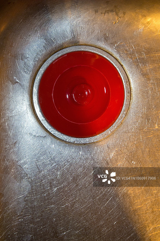 不锈钢水槽中的红色塞子图片素材