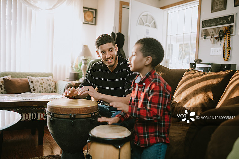 父亲教孩子打手鼓图片素材