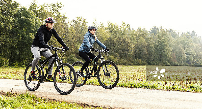 越野自行车骑行图片素材