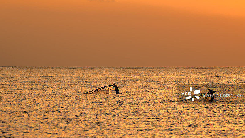 泰国攀牙渔民在海中捕鱼的轮廓图片素材