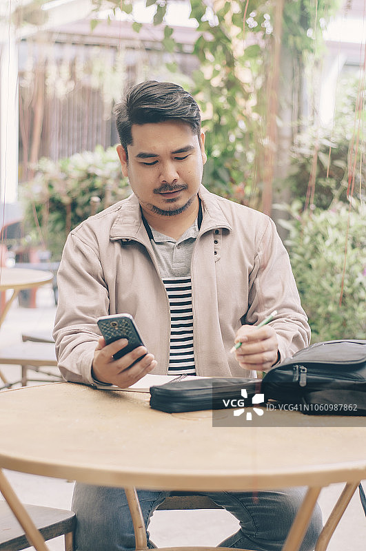 男人在户外工作图片素材