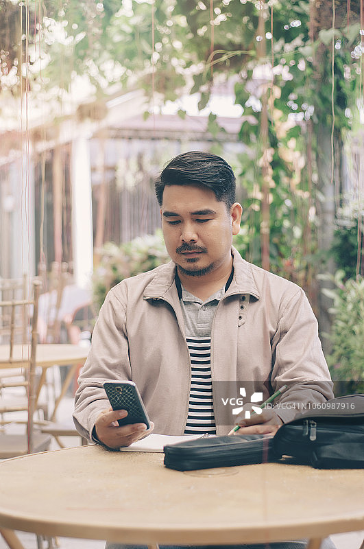 男人在户外工作图片素材