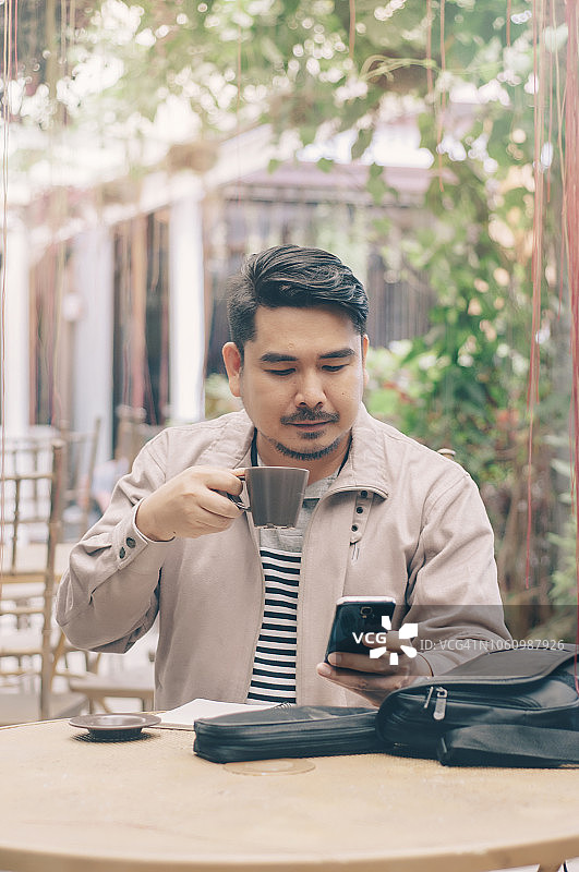 男人在户外工作图片素材