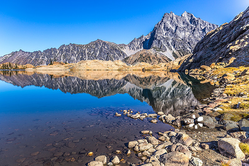 美国华盛顿州阿尔卑斯湖荒野的英格尔斯湖和斯图尔特山图片素材