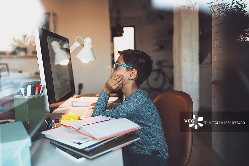 在家学习编程的男学生图片素材