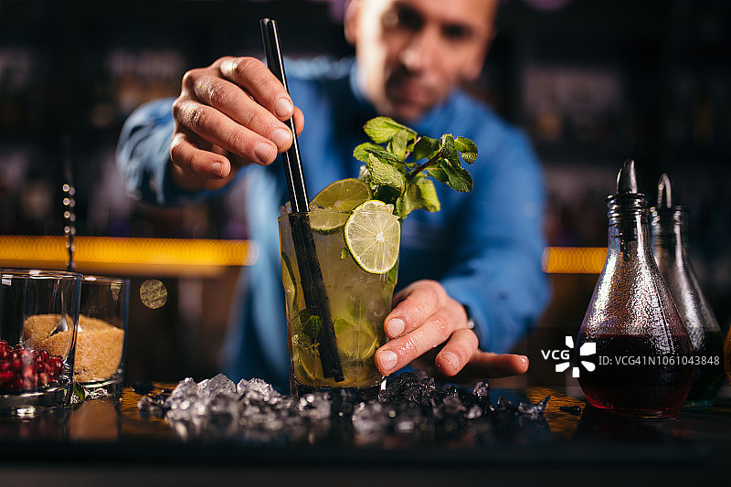 调酒师在夜总会调制鸡尾酒图片素材