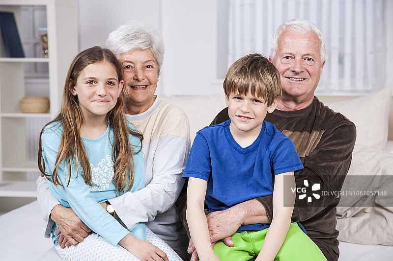 深爱祖父母的孙辈图片素材