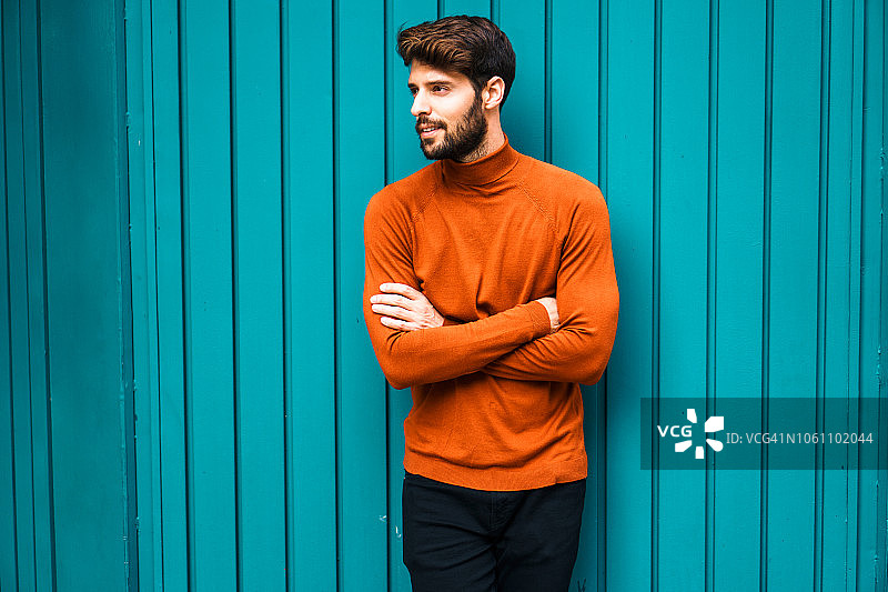 微笑的年轻男人肖像图片素材