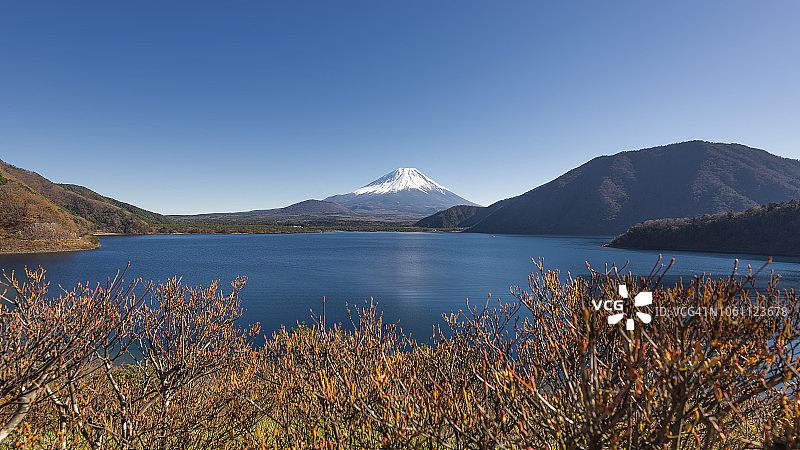 秋季的富士山与本栖湖图片素材