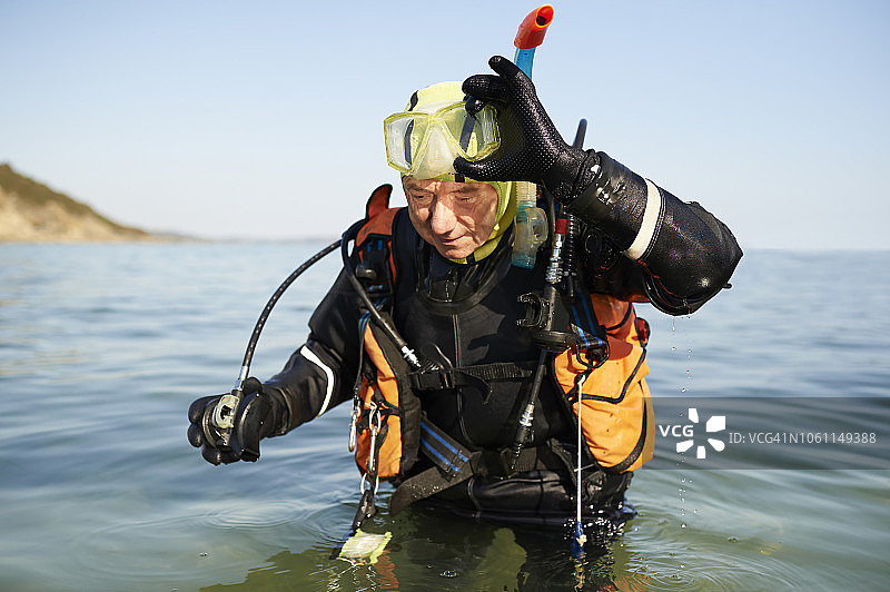 在海中活跃的年长潜水员图片素材