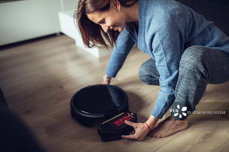 真空吸尘器上的新电池图片素材