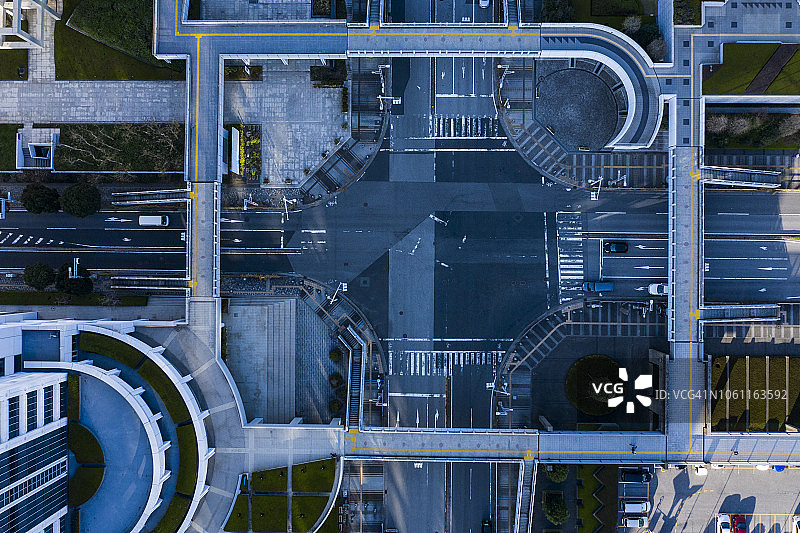 航拍：道路穿过人行天桥图片素材