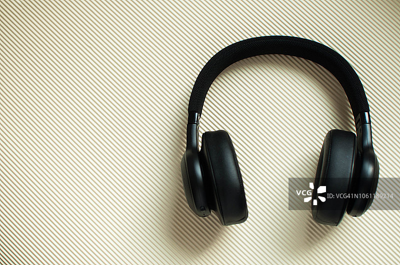 黑色耳机平面摆拍图片素材