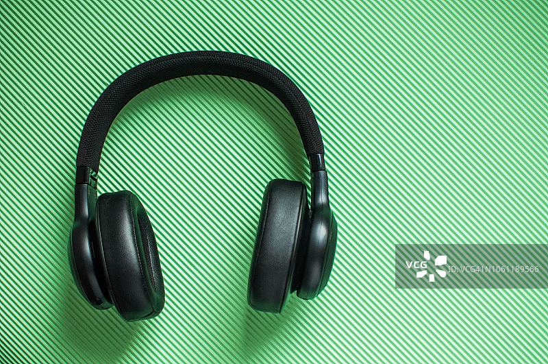 黑色耳机平面摆拍图片素材
