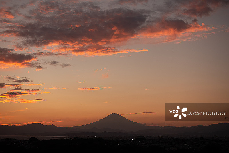 日本相模湾和富士山的红色日落云彩图片素材