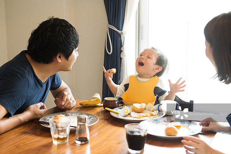 一家人早餐时有说有笑图片素材