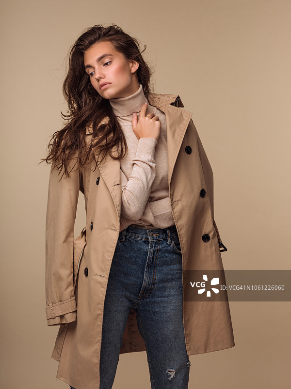 年轻漂亮的快乐微笑女子照片图片素材