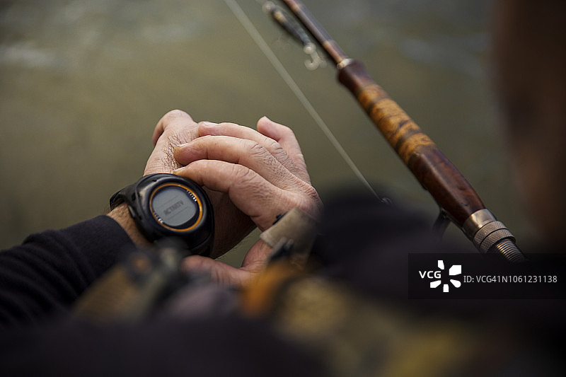 在加拿大安大略省汉密尔顿查看时间的渔民图片素材