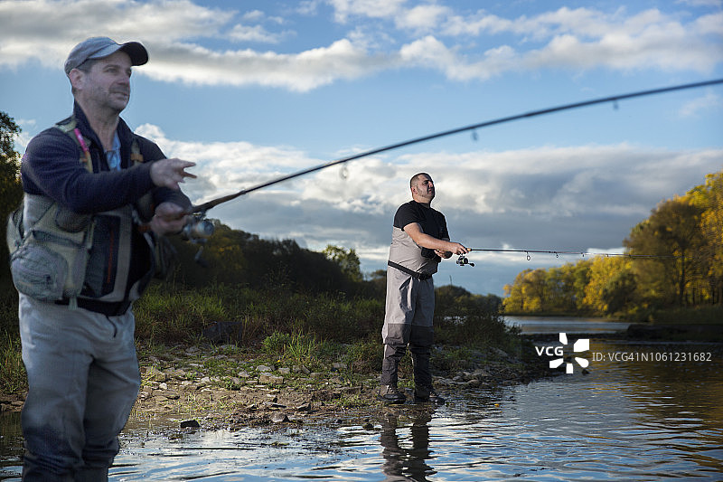 两个男人在加拿大安大略省哈密尔顿钓鱼图片素材