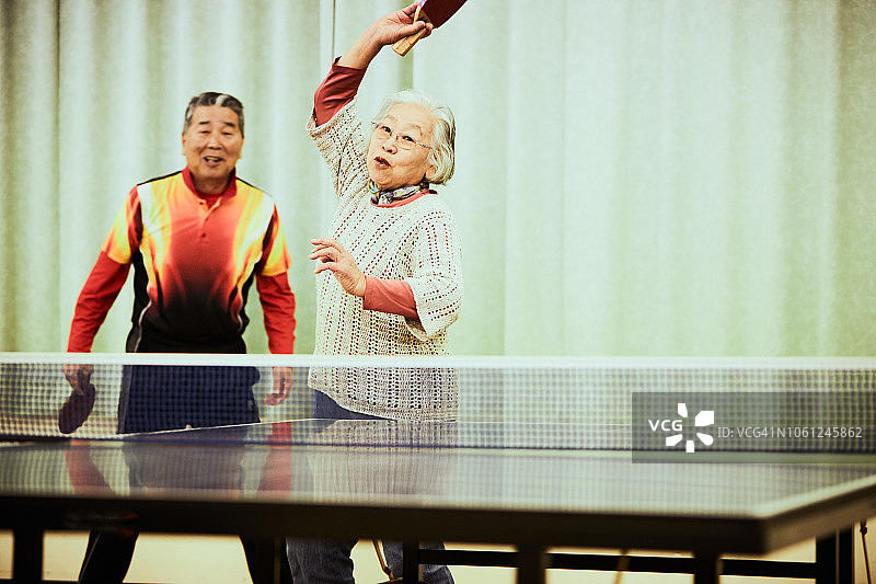 年长的男人在打乒乓球图片素材