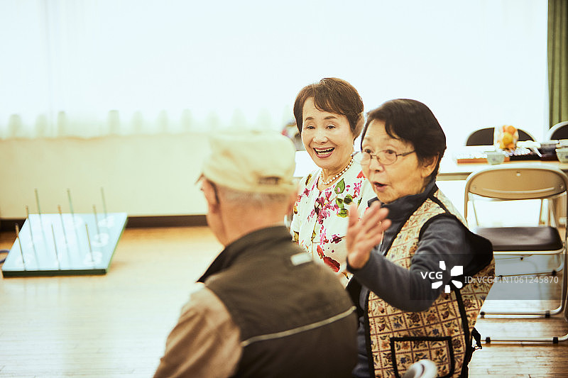 老年人聊天和做运动图片素材