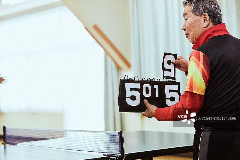 老年男人打乒乓球图片素材