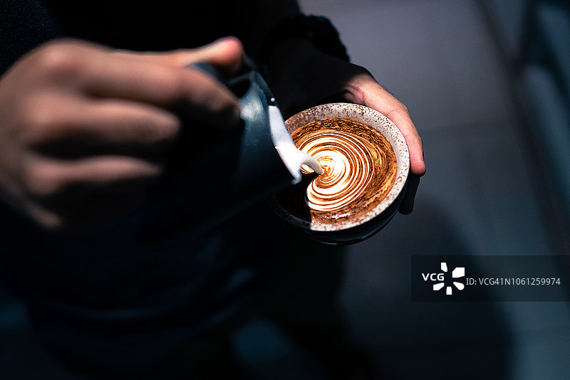 手冲咖啡拉花艺术特写图片素材