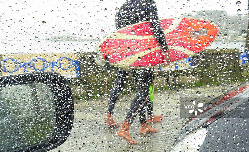 雨中冲浪者图片素材