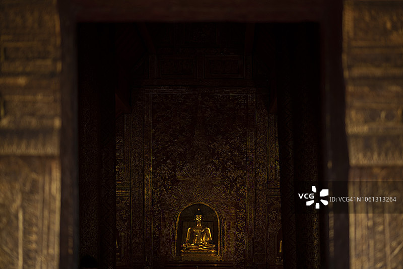 寺庙中的宁静金色佛像图片素材