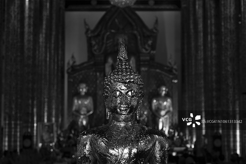 寺庙中的宁静金色佛像图片素材